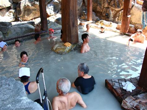 混浴おっぱい|混浴のエロ画像113枚 温泉で他の入浴客におっぱいを露出する変。